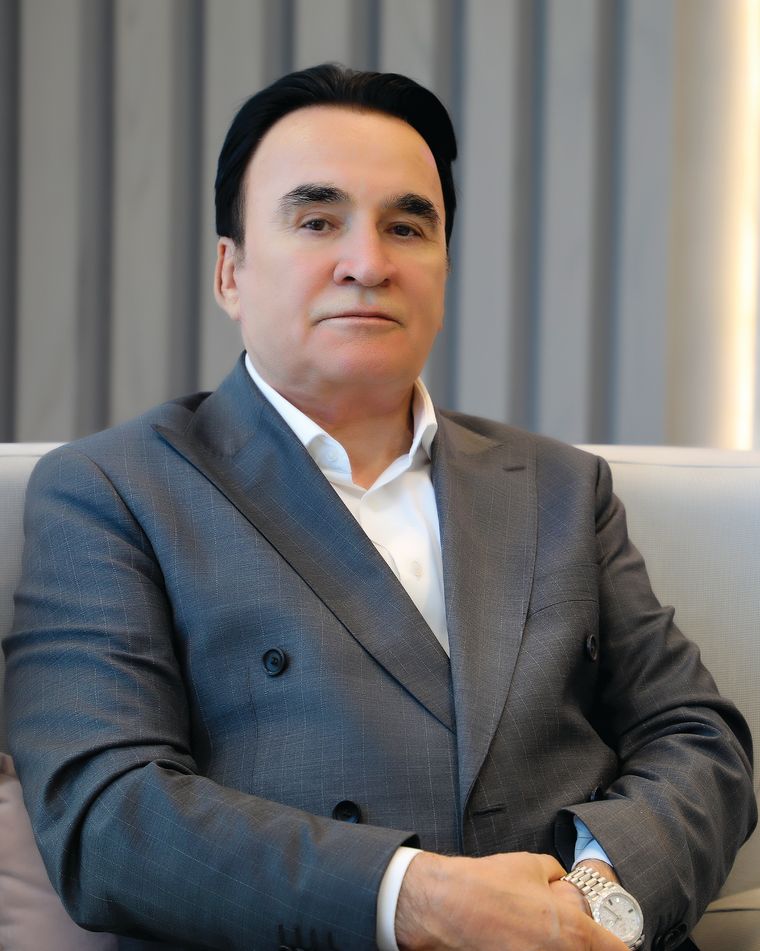 الحاج احمدشاه فقیری نشسته، با دریشی خاکستری دوطرفه