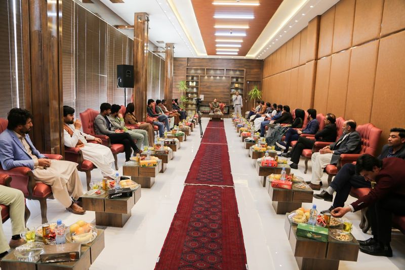 سالون همایش با مهمانان نشسته در دو سوی فرش سرخ