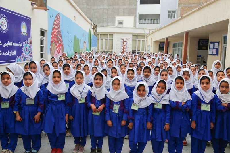 شاگردان در یکی از مراسم مکتب.